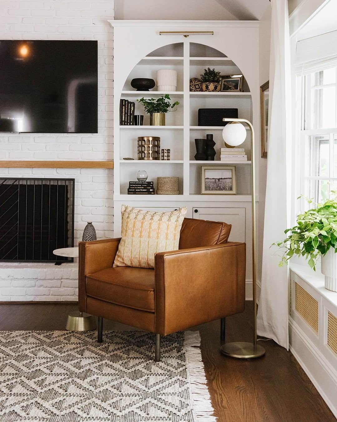 west elmさんのインスタグラム写真 - (west elmInstagram)「Your reading nook is ready—now all you need is a good book! We love how the straight-lined Axel Leather Chair gets softened up with the arched built-ins and curvy Hayes Floor Lamp in the @horderly living room. Take a tour of the full space through the link in our bio! #WestElmDesignCrew」1月22日 5時00分 - westelm