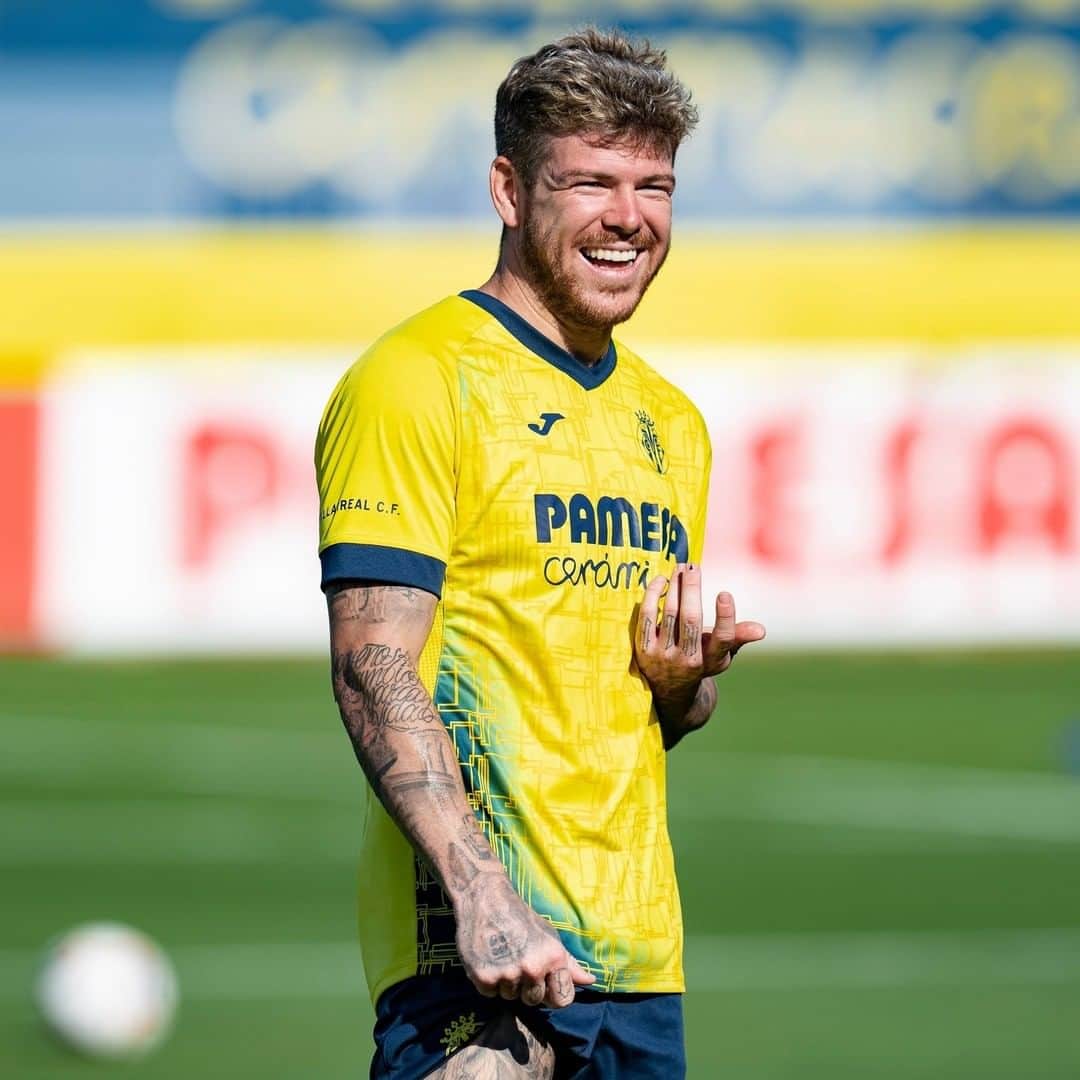 ビジャレアルCFのインスタグラム：「La alegría del vestuario groguet 😄🎉  ¡Vamos, @18albertomp , cada día más cerca de tu regreso 💪! . The joy of the Yellows’ dressing room 😄🎉  Come on @18albertomp, every day is one closer to your return 💪!」