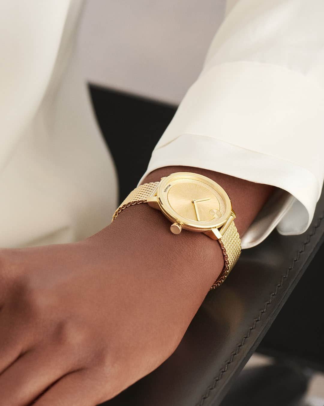 モバードのインスタグラム：「A bold accessory that elevates any look. #MovadoBold」