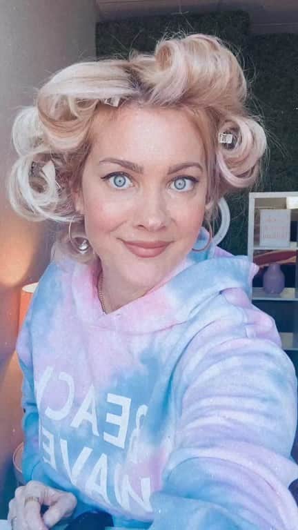 オードリナ・パトリッジのインスタグラム：「It’s our 9th birthday @thebeachwaver and we are having a birthday blowout! Here I’m showing you how to use the #beachwaver to get a #blowout!! #igotbeachwaved」