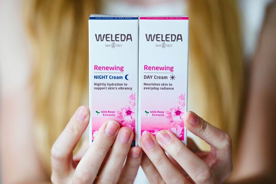 Weledaのインスタグラム：「Q: What’s the difference between our Day and Night creams? ⁣⠀⠀⠀⠀⠀⠀⠀⠀⠀ ☀️🌙⁣⠀⠀⠀⠀⠀⠀⠀⠀⠀ ⁣⠀⠀⠀⠀⠀⠀⠀⠀⠀ A: Our skin needs change from morning to evening, that’s why it’s so important to adjust your routine accordingly! Our Day creams are lighter and quickly absorbed to instantly hydrate your skin. Our Night creams are richer and work with your skin’s natural night time renewal to deeply hydrate. Thus leaving you to wake with skin looking lifted, firmer and more radiant.」
