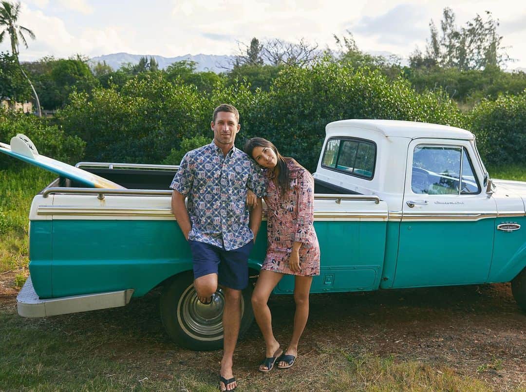 レインスプーナーのインスタグラム：「We had big plans for the Summer of 2020– backyard BBQs with friends, days on the boat from Catalina to Waikiki — and we created our Summer Commemorative print to be the uniform. As we all know, 2020 did not go as planned so we have a few shirts left over. Through Sunday (or while supplies last), we’re offer this collectors shirt for 50% off. Available in store and online. Use code SUMMER2020 at checkout.」