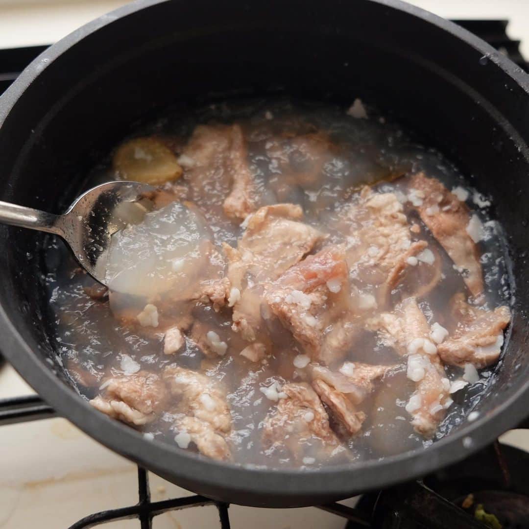 麻木久仁子のインスタグラム：「圧力鍋で下茹でした牛すじ！ 浮いた牛脂は丁寧に取り除くと…  プルプルの、コラーゲン！  小分けして冷凍保存します。 トマト煮込みも味噌煮込みもカレーもシチューもスープも！ なんでもできる🥰  さて。 何にしようかな…😋  牛すじプルプルについて😋note書きました！ プロフィールのURLから！ よろしかったらフォローお願いします✌️」