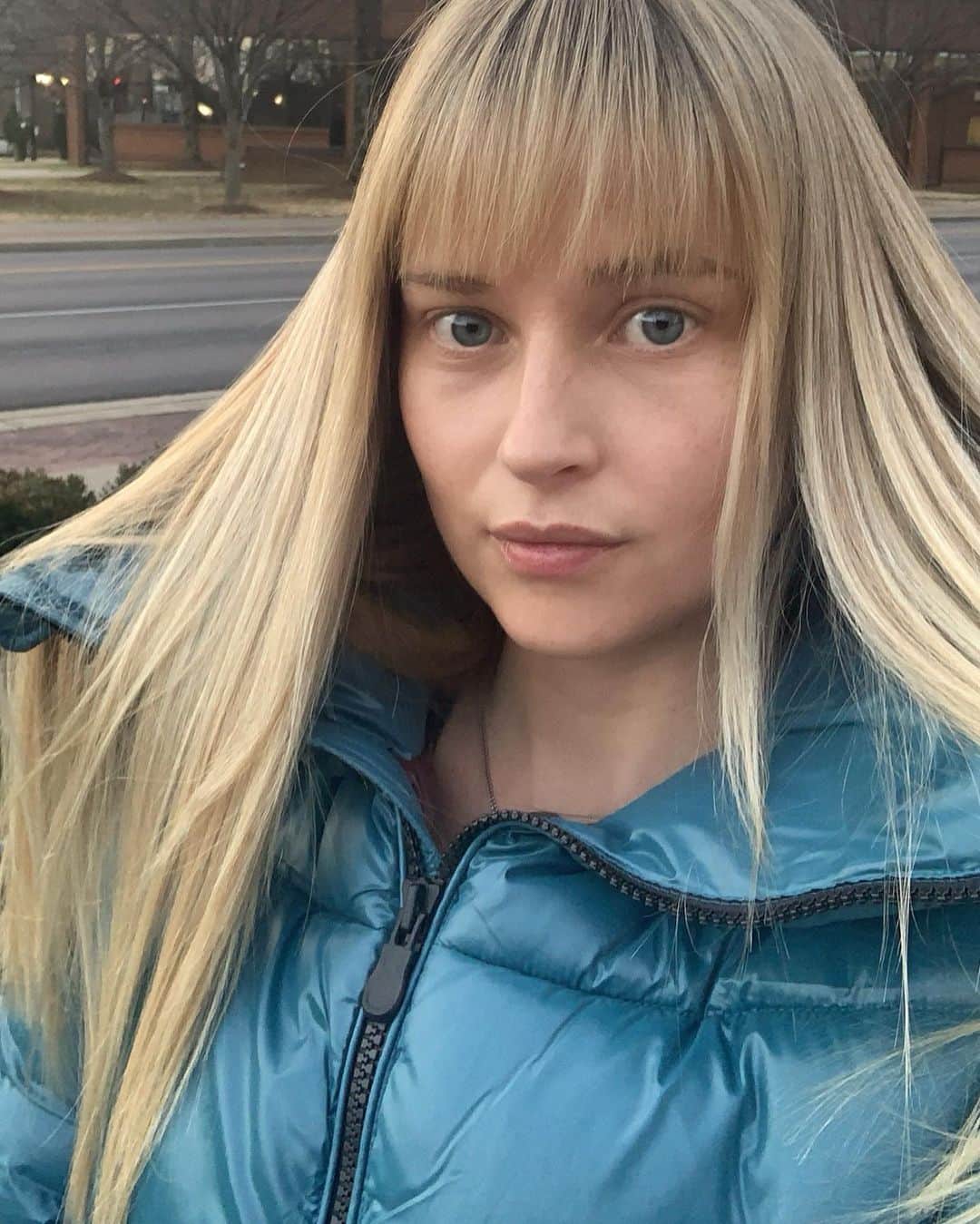 ジェネビーブ・モートンのインスタグラム：「Love a fresh hair cut, makes me feel like a new person 😁」