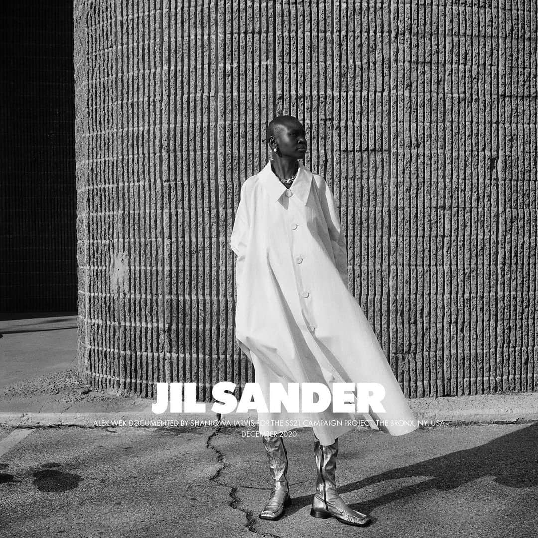ジルサンダーのインスタグラム：「#JILSANDER #SS21CAMPAIGN The SS21 Campaign Project Alek Wek documented by Shaniqwa Jarvis, The Bronx, NY, USA  December 2020 @sheekswinsalways  #JilSanderbyLucieandLukeMeier」