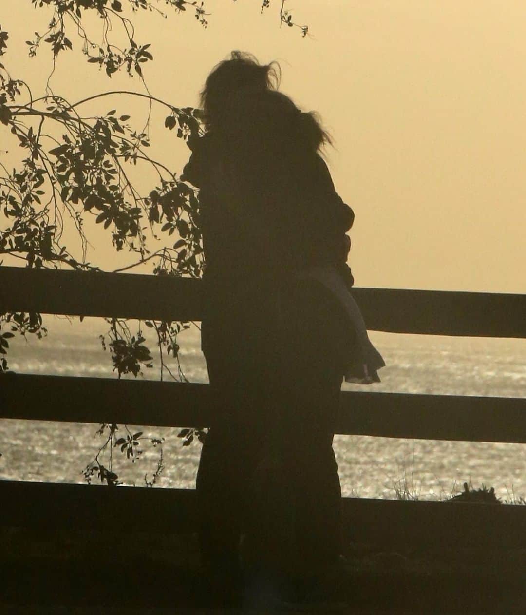 Just Jaredさんのインスタグラム写真 - (Just JaredInstagram)「@gwynethpaltrow and @bradfalchuk shared a sweet moment during their sunset hike. Swipe ➡️ to see! #GwynethPaltrow #BradFalchuk Photo: Backgrid」1月22日 5時41分 - justjared