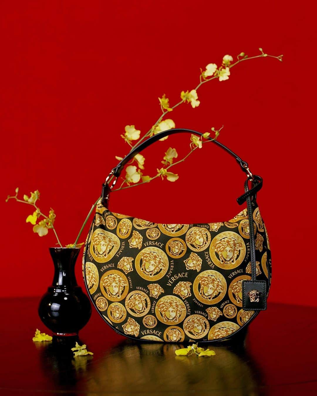 ジャンニヴェルサーチのインスタグラム：「The gift of giving - explore a selection of gift ideas to bring joy this Lunar New Year. Available now at the link in bio.」