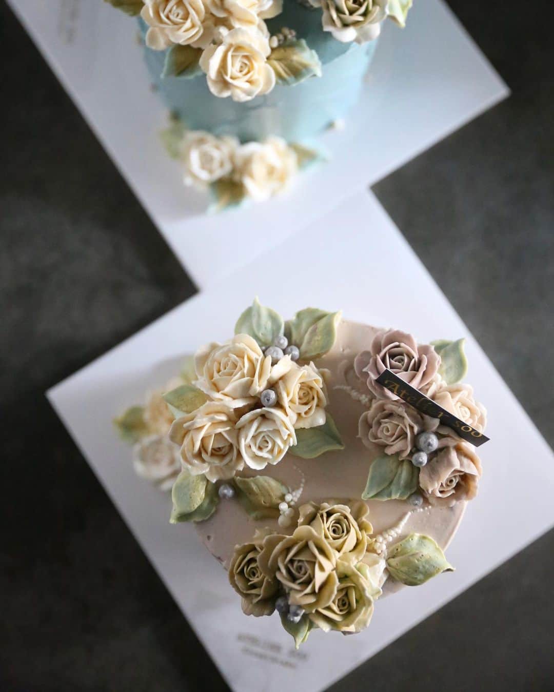 청담 수케이크 (atelier soo)さんのインスタグラム写真 - (청담 수케이크 (atelier soo)Instagram)「ㅡ Atelier soo flowercake - Basic class 꽃잎의 이해와 꼭지점 파이핑의원리 베이킹과 여러 버터크림들의 이해. 그리고 컬러  꼼꼼히시작된 플라워케이크 기초원리반 입니다. 공방선생님도오시고 아주초보인분의 만남 ☺️ ㅡ #flower #cake #flowercake #partycake #birthday #bouquet #buttercream #baking #wilton #weddingcake ㅡ www.soocake.com」1月22日 5時58分 - soocake_ully
