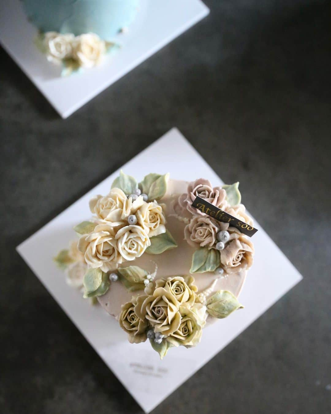 청담 수케이크 (atelier soo)さんのインスタグラム写真 - (청담 수케이크 (atelier soo)Instagram)「ㅡ Atelier soo flowercake - Basic class 꽃잎의 이해와 꼭지점 파이핑의원리 베이킹과 여러 버터크림들의 이해. 그리고 컬러  꼼꼼히시작된 플라워케이크 기초원리반 입니다. 공방선생님도오시고 아주초보인분의 만남 ☺️ ㅡ #flower #cake #flowercake #partycake #birthday #bouquet #buttercream #baking #wilton #weddingcake ㅡ www.soocake.com」1月22日 5時58分 - soocake_ully