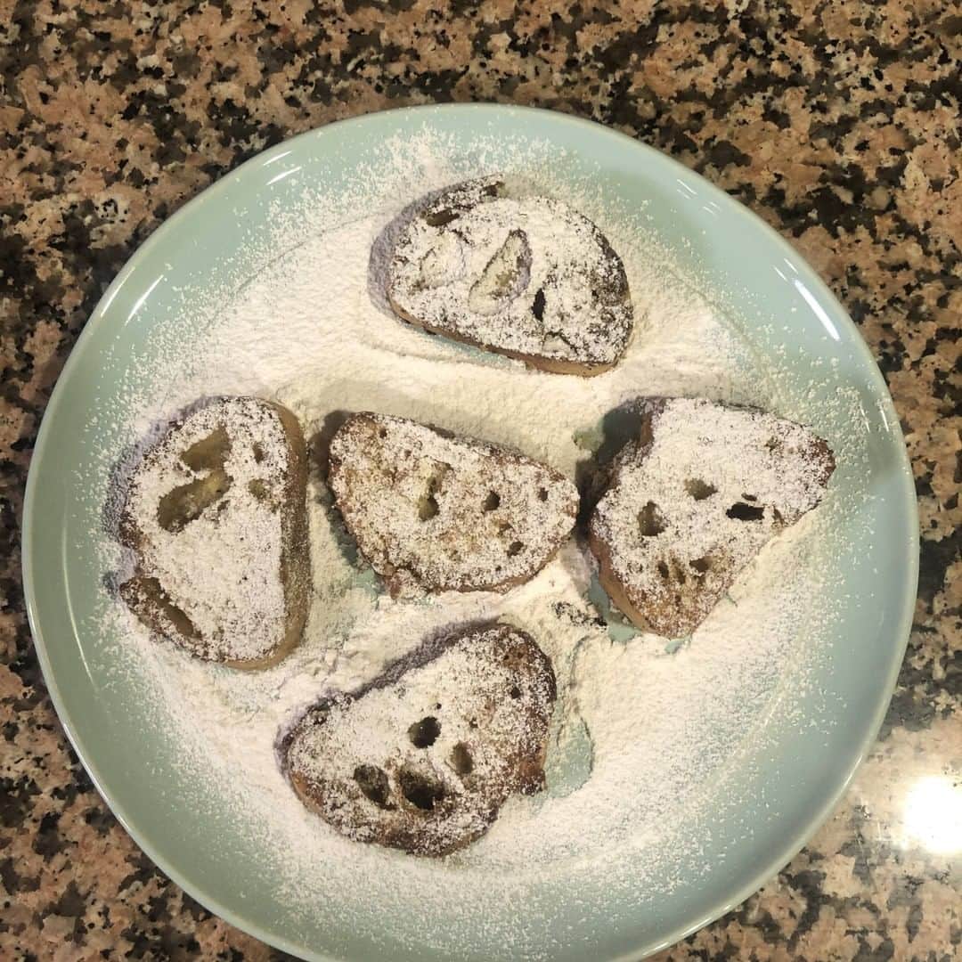 サーシャ・グレイのインスタグラム：「Sometimes when cooking you have to get inventive. Today I had a baguette, Coconut Milk, and a French Toast Dream. See how it all turned out in my newest YT video.  https://m.sashagrey.com/FrenchToast」
