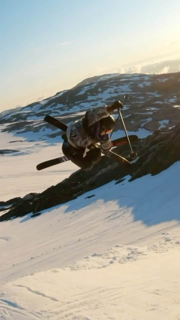 レッドブルのインスタグラム：「mood: sending it in the snow at sunset 😍   ⛷: @anttiollila and @macforehand  #redbull #givesyouwiiings #snow #skiing #winter #powder #sunset」