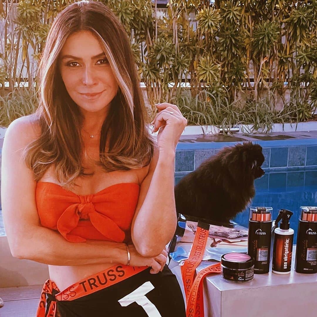 Giovanna Antonelliのインスタグラム：「Geeeeente, eu tô amandoo a Nova Máscara Summer da @trusshair . Deixa nossos cabelos super protegidos contra as agressões do verão, repondo todos os nutrientes. Essa máscara vai deixar nossos dias ensolarados ainda mais intensos e os cabelos como? Maravilhosos!!! Ahhhhh!!! Não é testado em animais!!! #CrueltyFree #LoucasPorTruss #Sóquemusaentende」