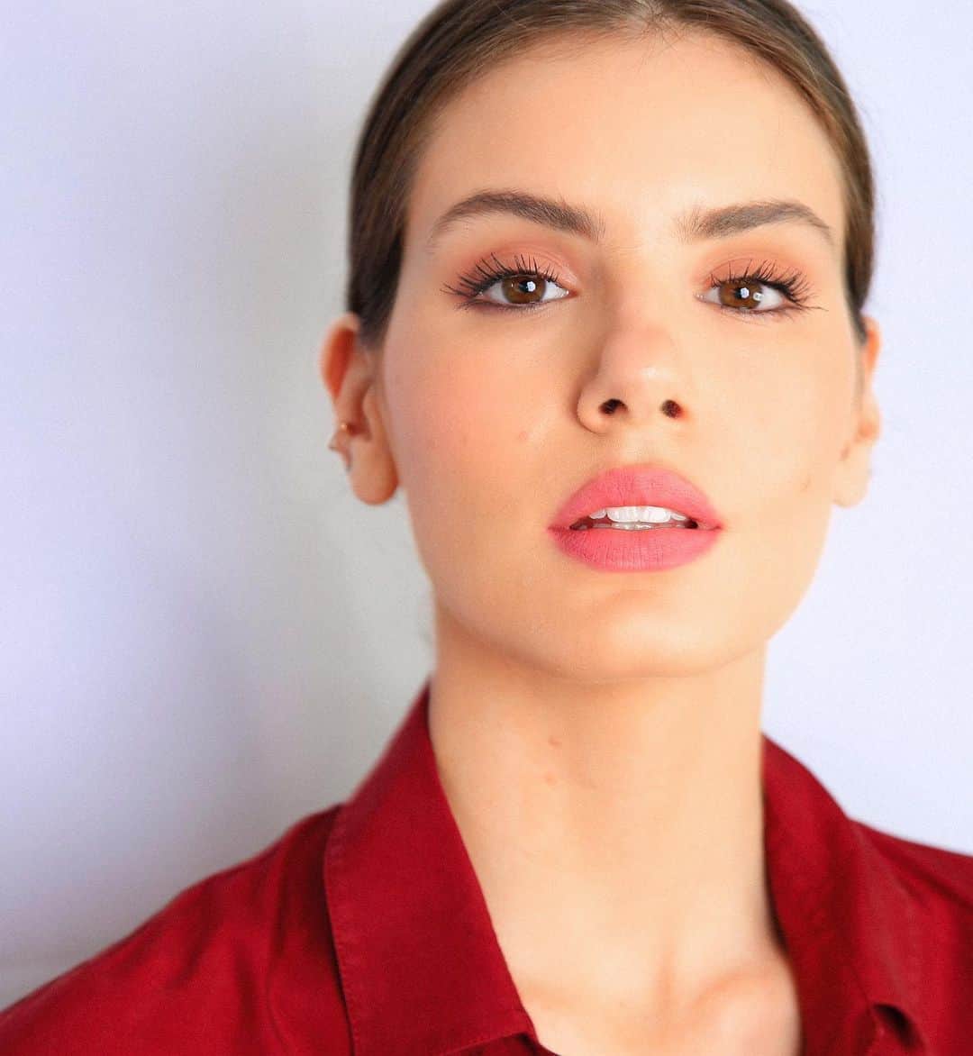 Camila Queirozのインスタグラム：「A @maccosmeticsbrasil me convidou para apresentar pra vocês os novos produtos da linha Powder Kiss, a geração seguinte de Matte 💄 O batom tem a revolucionária textura em forma líquida da Powder Kiss com tecnologia soft focus no filtro e efeito hidratante de longa duração (até 10 horas). Disponível em 17 tons diferentes. E a Sombra está  disponível em 10 tons diferentes, ela fica intacta, com a mesma aparência da aplicação, durante o dia todo. Eu amei! Sou fã da marca e da linha Powder Kiss 🌹   #MACPowderKiss」