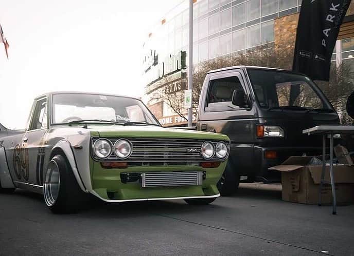 スティーブのインスタグラム：「Choose one! 何方好き？　Datsun Sunny and Honda Acty kei truck」