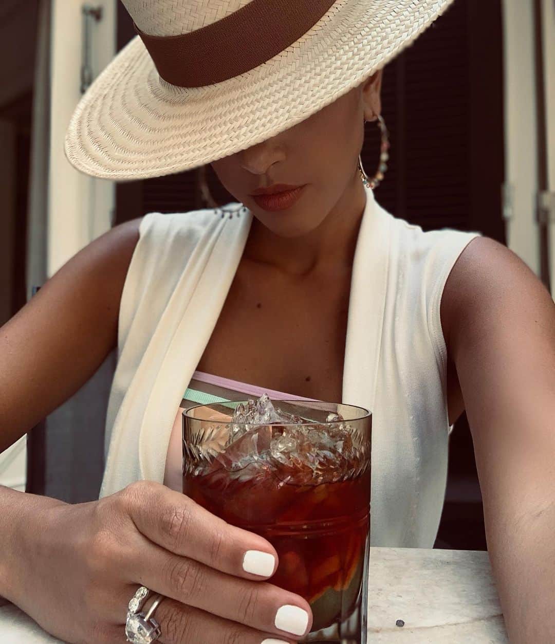 Mariana Riosのインスタグラム：「Um brinde à vida! ♥️」