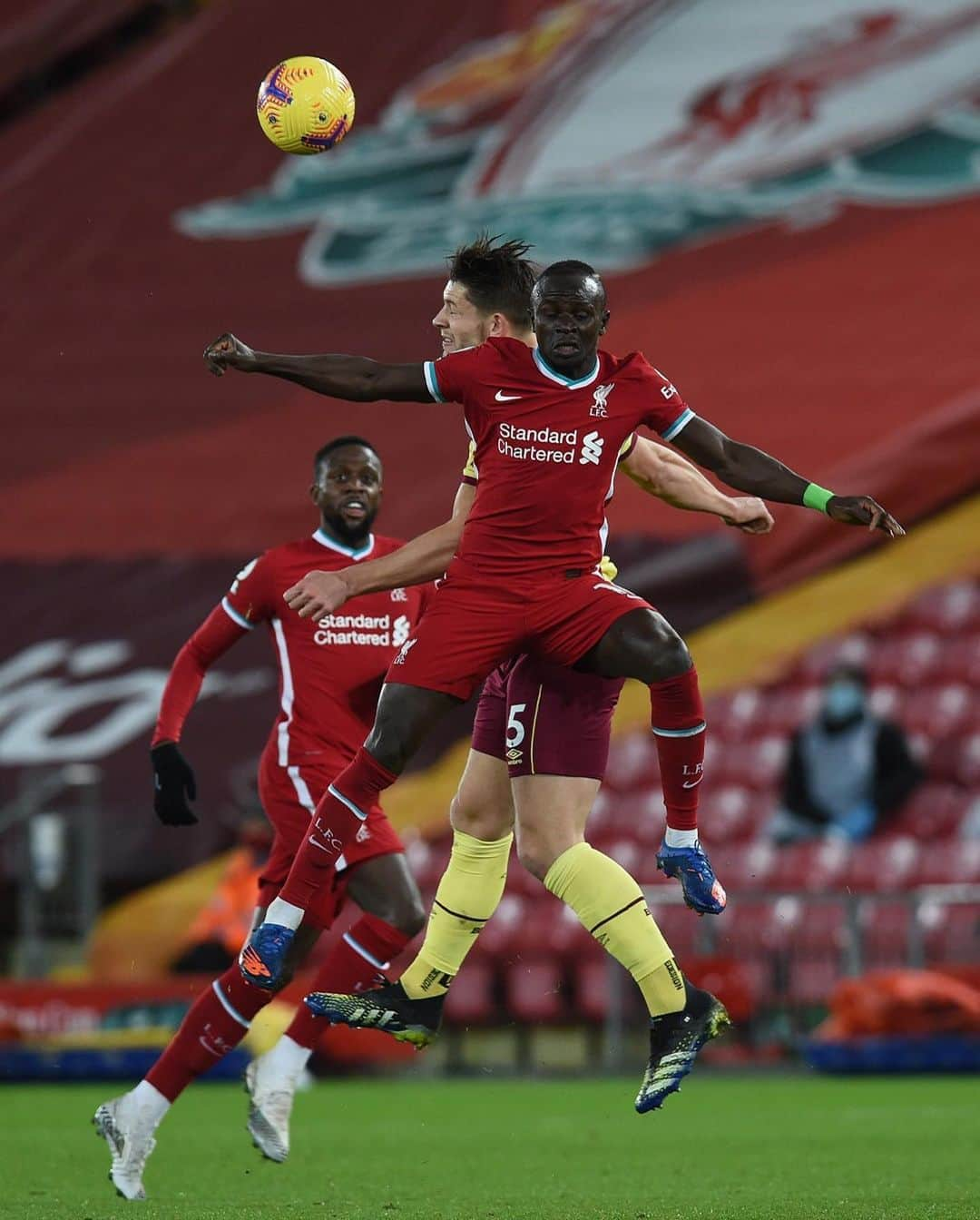 リヴァプールFCさんのインスタグラム写真 - (リヴァプールFCInstagram)「Keep pushing, Reds. Let’s have a big half 👊🔴 #LFC #LiverpoolFC #LIVBUR」1月22日 6時13分 - liverpoolfc