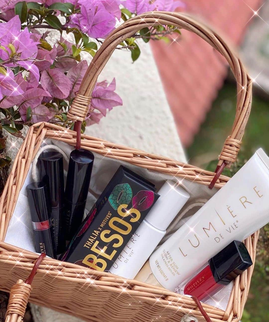 Motives Cosmeticsのインスタグラム：「These are the #motivescosmetics and @lumieredevie goodies in @ayeumi dreamy staycation basket. ✨What would you pack in yours? Visit our stories to vote now! 🖤」