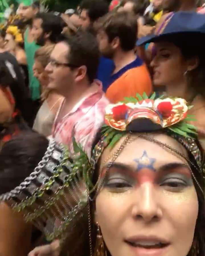 Tainá Müllerのインスタグラム：「*ALERTA GATILHO*  #tebetê uh balancê balancê  É que janeiro já vai me dando um siricutico. Só que esse ano...  😭😭😭🤧」