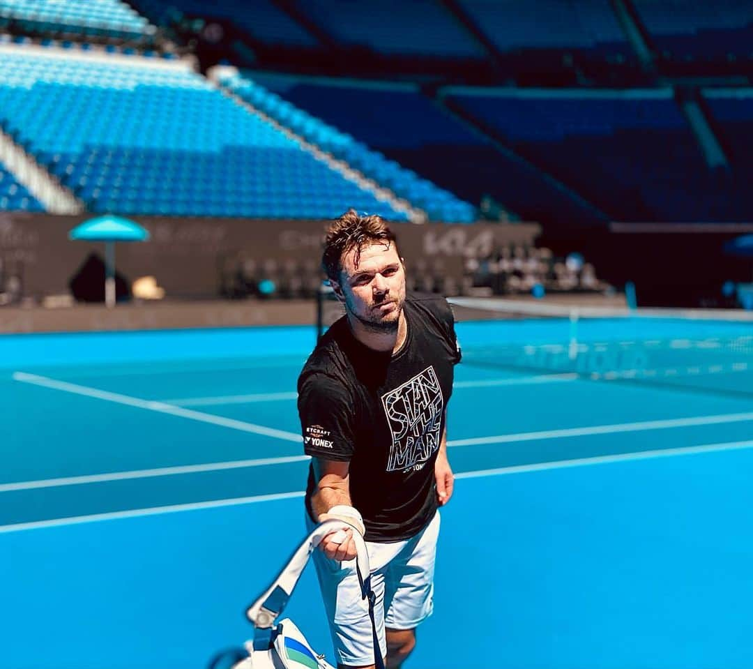 スタニスラス・ワウリンカさんのインスタグラム写真 - (スタニスラス・ワウリンカInstagram)「Anyone for tennis ? 🙄🎾💦☀️🇦🇺 💙 #letsplay #tennis #australianopen」1月22日 6時25分 - stanwawrinka85