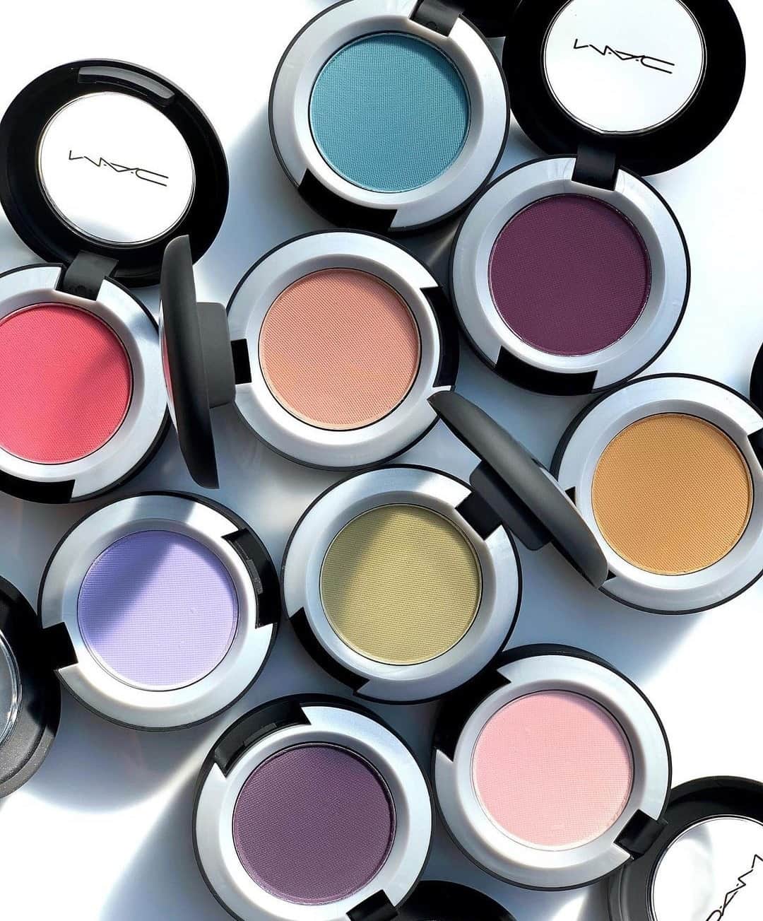 のインスタグラム：「Looking for a sign to get all nine? Powder Kiss Soft Matte Eye Shadow now comes in a full spectrum of soft-focus, high-impact shades that deliver a beautifully diffused finish in a single swipe. We’re sold! #Regram @macpro_tokyo」