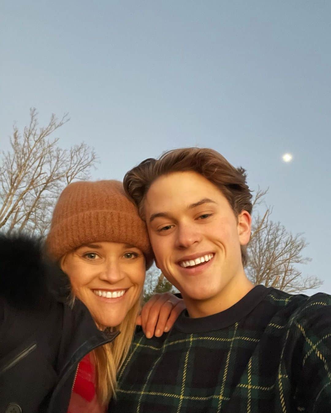 リース・ウィザースプーンのインスタグラム：「love him to the moon 💫🌛 @deaconphillippe」