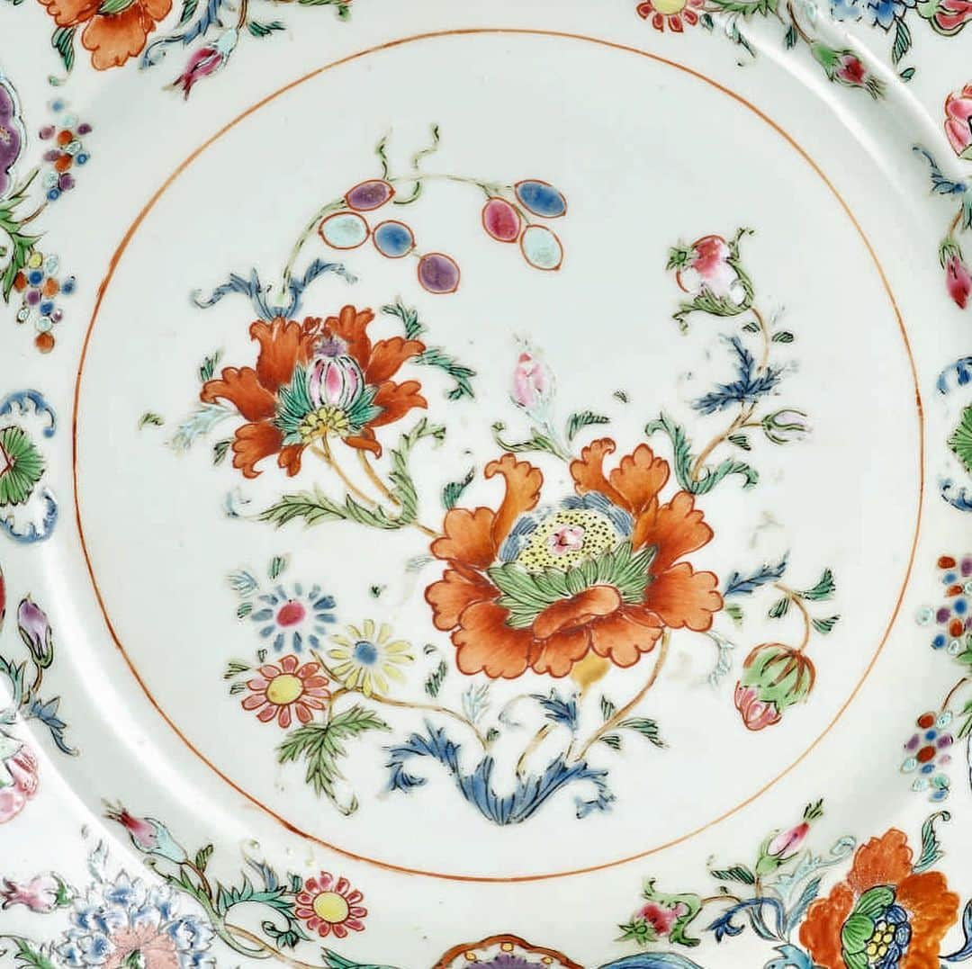 サザビーズさんのインスタグラム写真 - (サザビーズInstagram)「Head to the link in bio to explore the stunning selection of Chinese export art on offer in our Important Americana sale, including these eye-catching Qing Dynasty plates.   Don’t miss your chance to bid in our Americana Week auctions, now open for bidding through tomorrow, 22 January. #SothebysAmericana #ChineseExport #plates #porcelain #ceramics」1月22日 6時38分 - sothebys