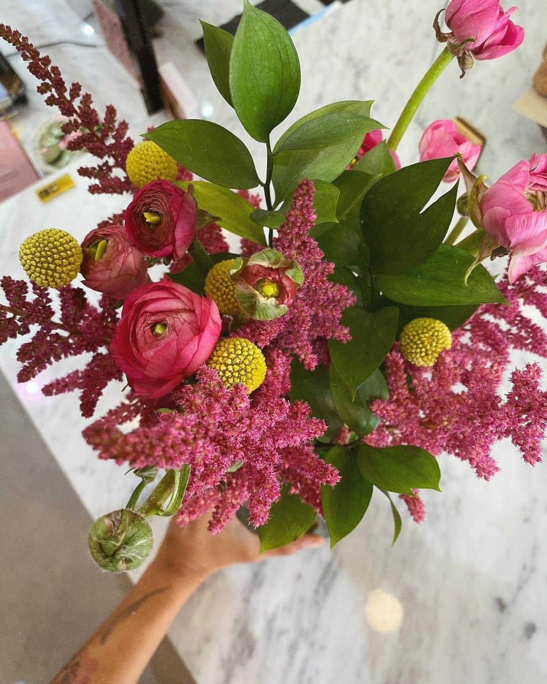 レオナ・ルイスのインスタグラム：「This weeks bouquet by moi for my little shop @coffeeandplantsla 🤍 what kind of flower should I put in my next creation? 🌸」