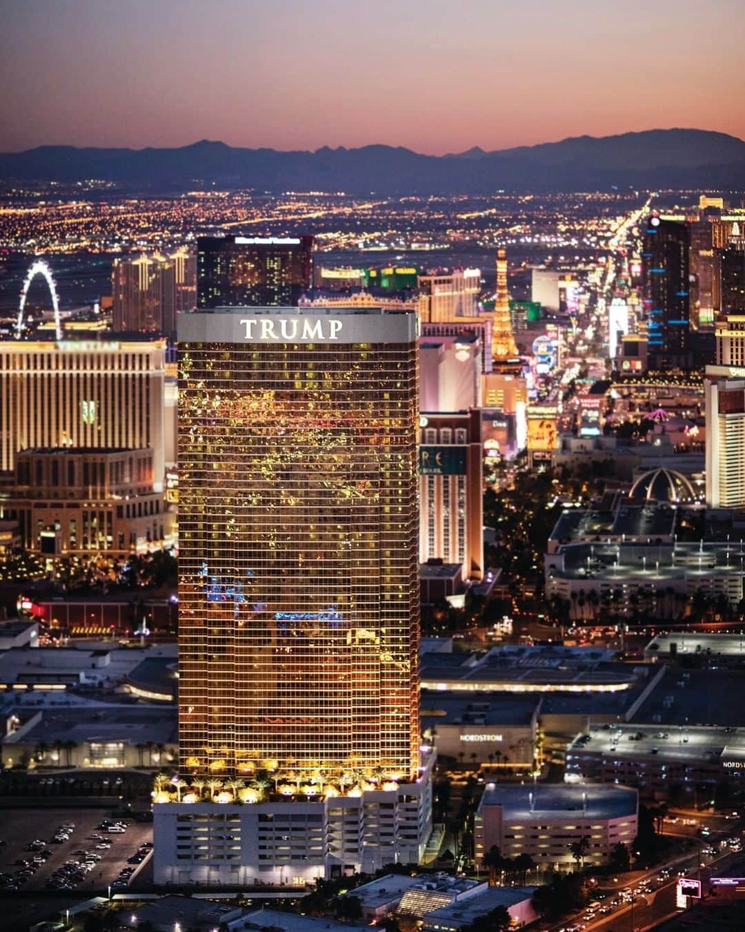 トランプ・ホテルのインスタグラム：「Designed for over the top Getaways set high above the Strip. @trumplasvegas delivers a sophisticated take on Vegas style.」