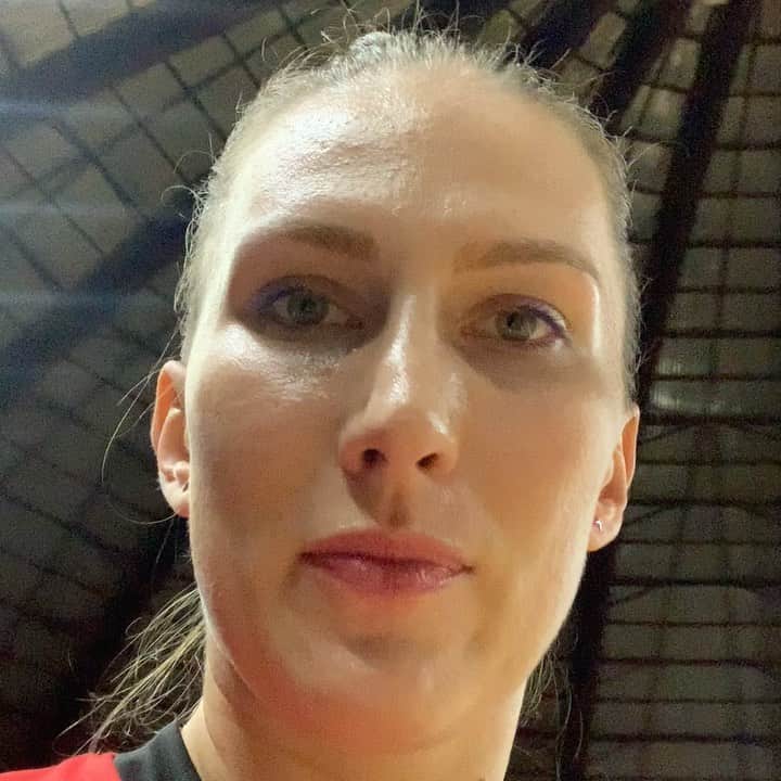 ポリーナ・ラヒモワのインスタグラム：「Finger microphone 🎙 Interview with Brenda Castillo before training session tonight 🤪@brendacastillofficial @sesivoleibauru  #funtimes #nojokes #smileeveryday #volleyball #voleibol」
