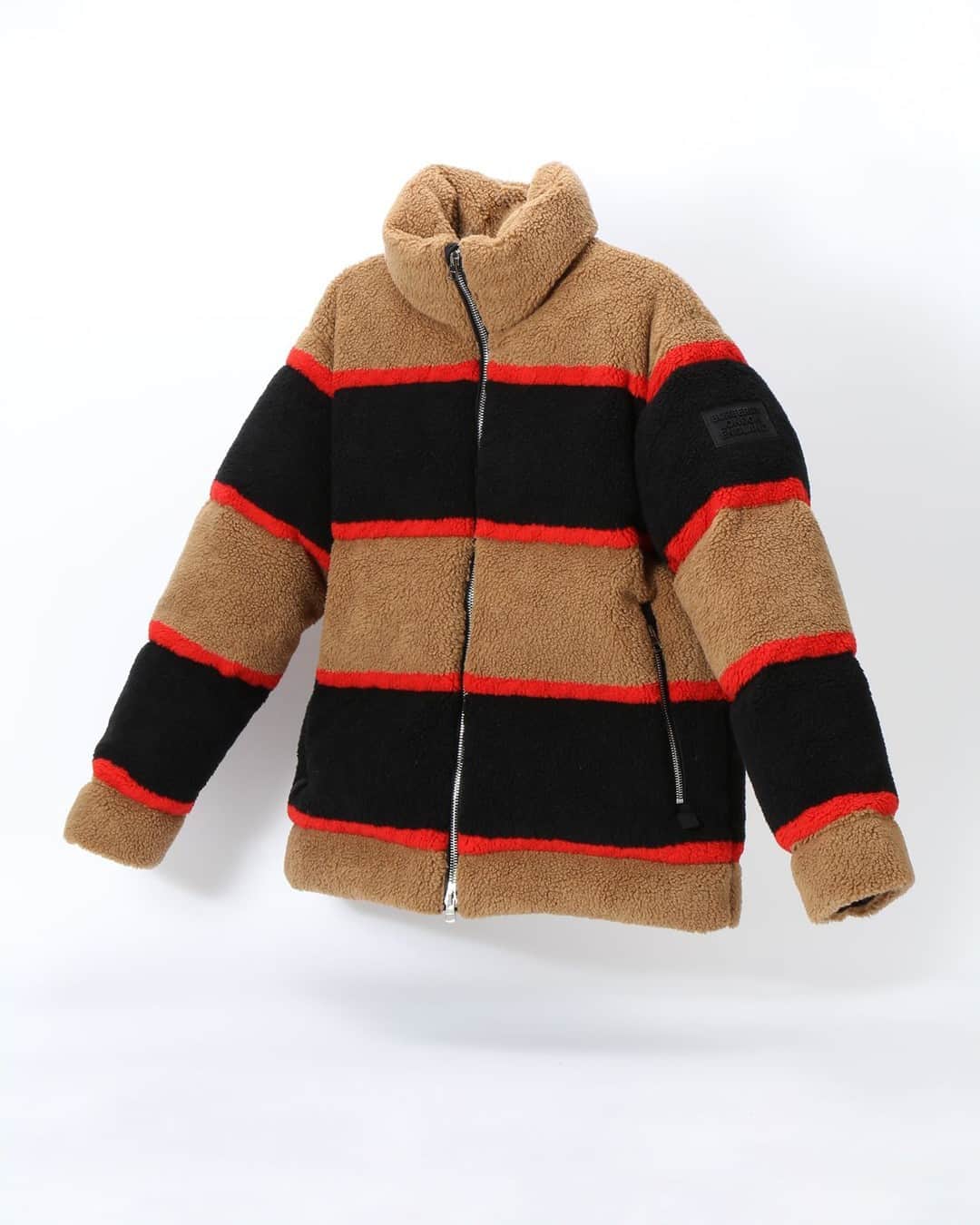エルエヌシーシーのインスタグラム：「Combining a rich history with a modern approach, Burberry presents a contemporary new season collection highlighting the brand's signature tropes.  Discover the Bradfield Fleece Jacket online now. @burberry」