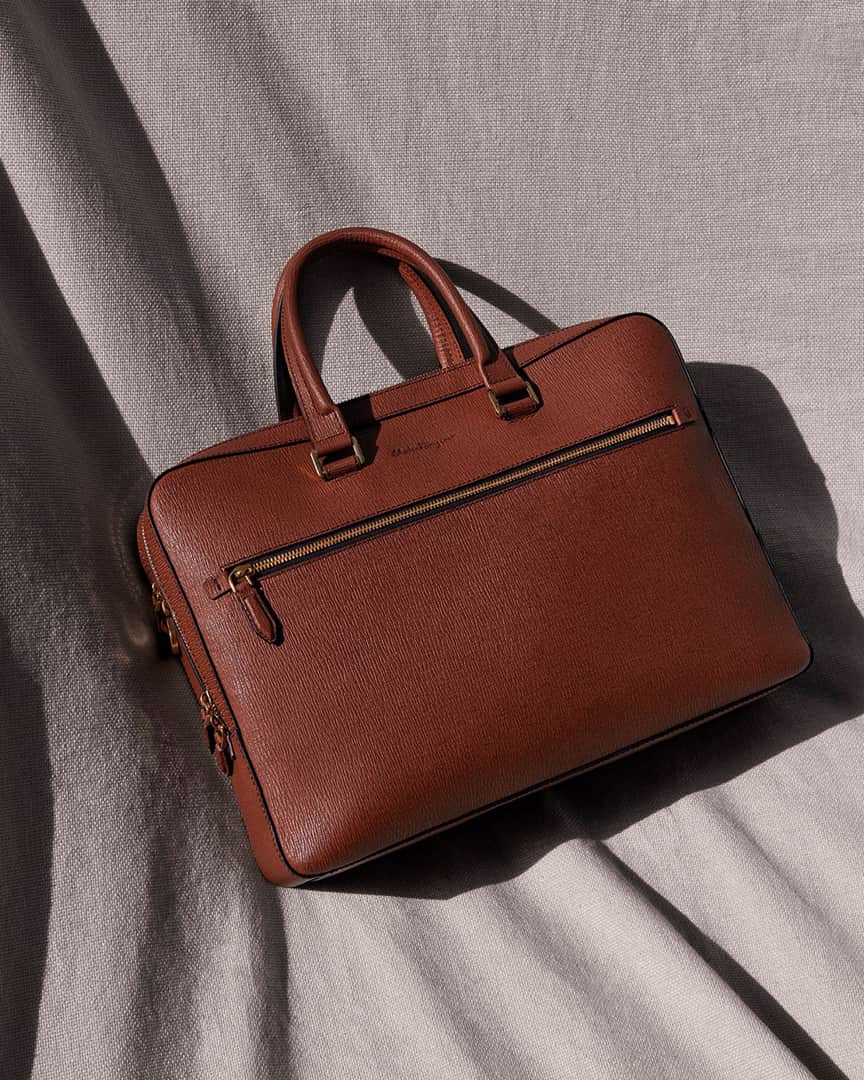 サルヴァトーレ・フェラガモさんのインスタグラム写真 - (サルヴァトーレ・フェラガモInstagram)「Get down to business in style with a sophisticatedly crafted business bag for a casual elegance. #FerragamoPS21」1月22日 7時00分 - ferragamo