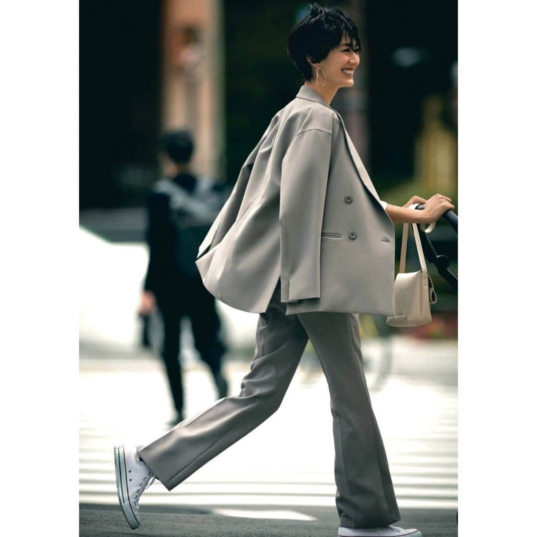 のインスタグラム：「1月22日（金） 抱っこ紐 期のワーママに朗報です！ ・ しわにならない素材で スニーカーでも決まる！ キレイ見え裾スリットパンツが  @milaowen_official  に登場！ ・ 保護者会や説明会にも重宝しそう♪ ・ #milaowen  #ミラオーウェン #今日のコーデ  #今日の服  #ootd  #outfit  #冬コーデ  #裾スリットパンツ  #ジャケット  #スニーカーコーデ  #ベビーカーコーデ  #VERYほぼ毎日コーデ  #VERY編集部  #VERYweb  #雑誌VERY  #神山まりあ  #very   撮影／西崎博哉〈MOUSTACHE〉  ヘアメーク／福川雅顕  スタイリング／石関靖子  取材／高橋志津奈 ・ ※VERY2月号P33に掲載の商品です。お問い合わせはお控えください」
