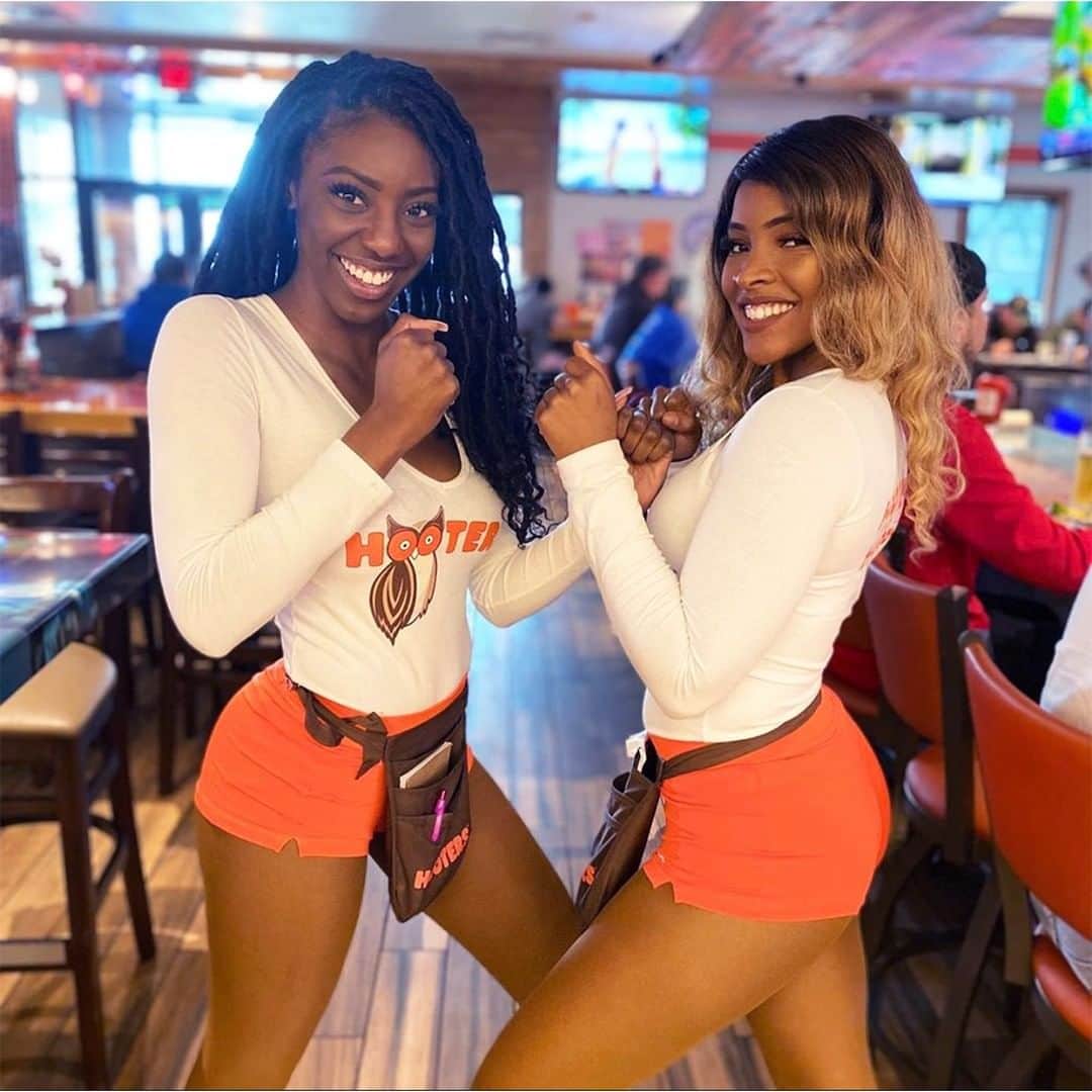 Hootersさんのインスタグラム写真 - (HootersInstagram)「All around the country… we’re getting ready. Who will reign on Saturday? 💥 @thenotoriousmma or @dustinpoirier?   We’ll be showing the fight safely at select locations THIS weekend.」1月22日 7時00分 - hooters