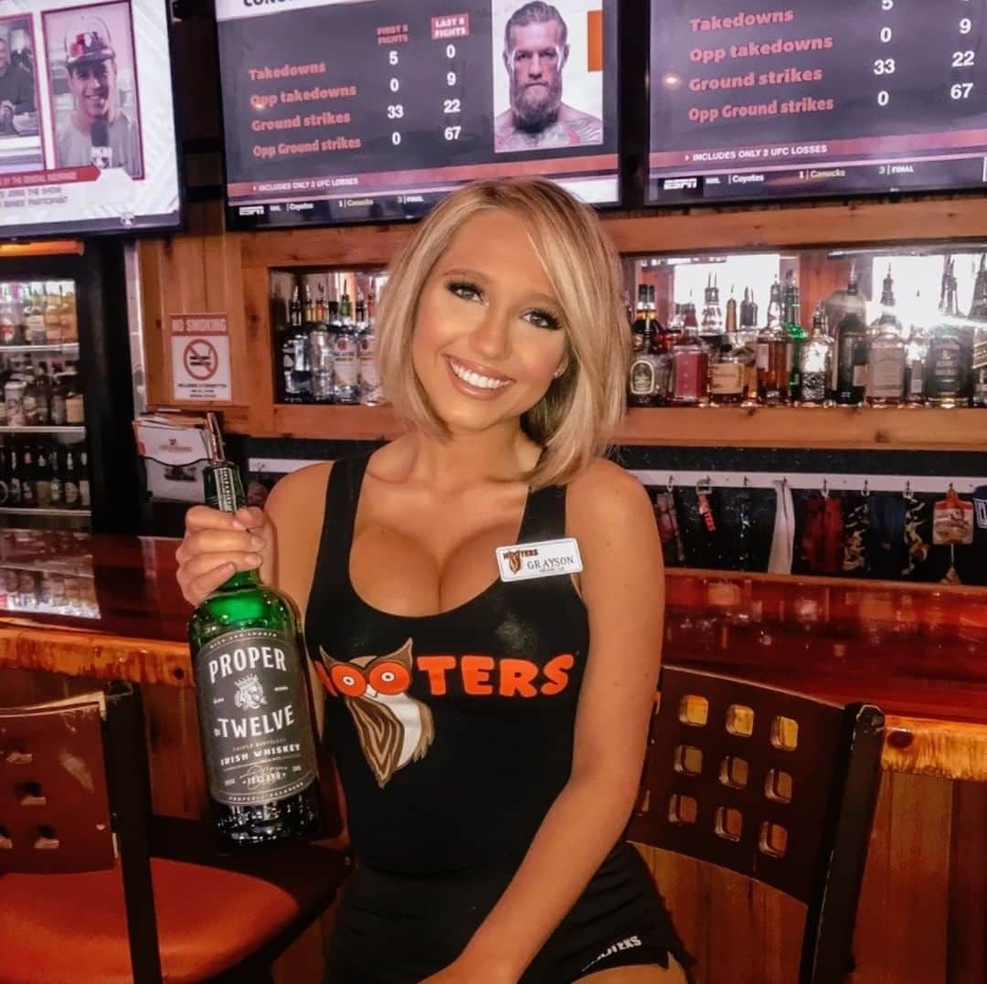 Hootersさんのインスタグラム写真 - (HootersInstagram)「All around the country… we’re getting ready. Who will reign on Saturday? 💥 @thenotoriousmma or @dustinpoirier?   We’ll be showing the fight safely at select locations THIS weekend.」1月22日 7時00分 - hooters
