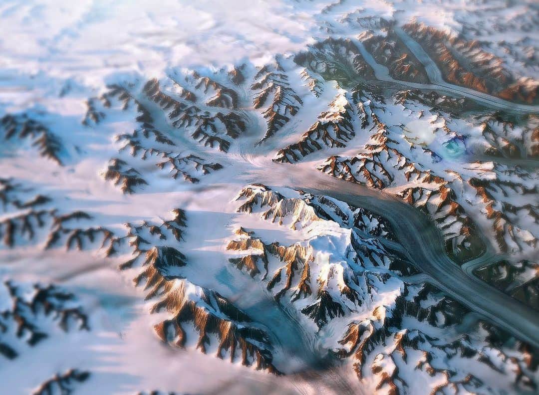 のインスタグラム：「Early evening sunlight dances down the valleys to warm the icy terrain.  This natural-color Landsat 8 data was draped over a global digital elevation model of Greenland to create this unique view. The area lies a bit northeast of Gunnbjørn Fjeld, the tallest mountain in the country. The region is dotted with nunataks—rocky peaks that stick through glaciers and ice sheets—in the Watkins Range, Greenland’s tallest mountain range.  Credit: NASA  #Nasa #Greenland #MountainRange #Shadows #Light」