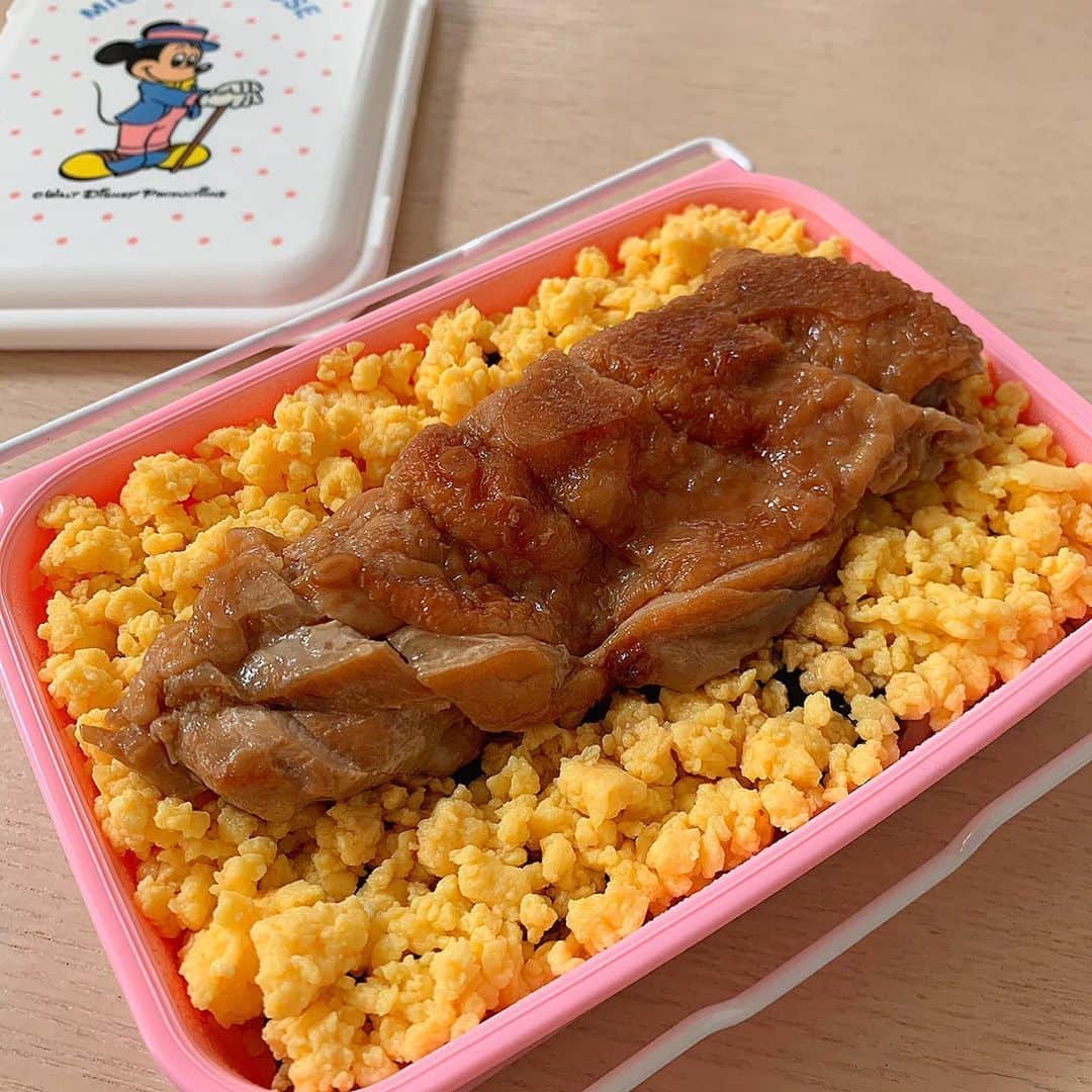 崎嫁ポァンですのインスタグラム：「+ (*Ü*)ﾉ"おはYoϋ♡FRIDAY☁︎ + ざ、にしょく弁当 + MY HOUSE account☞ @77ponstagram99  #崎嫁弁当  + + + #お弁当#弁当#lunch#lunchbox#bento#food#yummy#delicious#旦那弁当#愛妻弁当#自分弁当#料理#サラメシ#お弁当箱#お昼ごはん#ごはん#ご飯#和食#丼#のっけ弁」