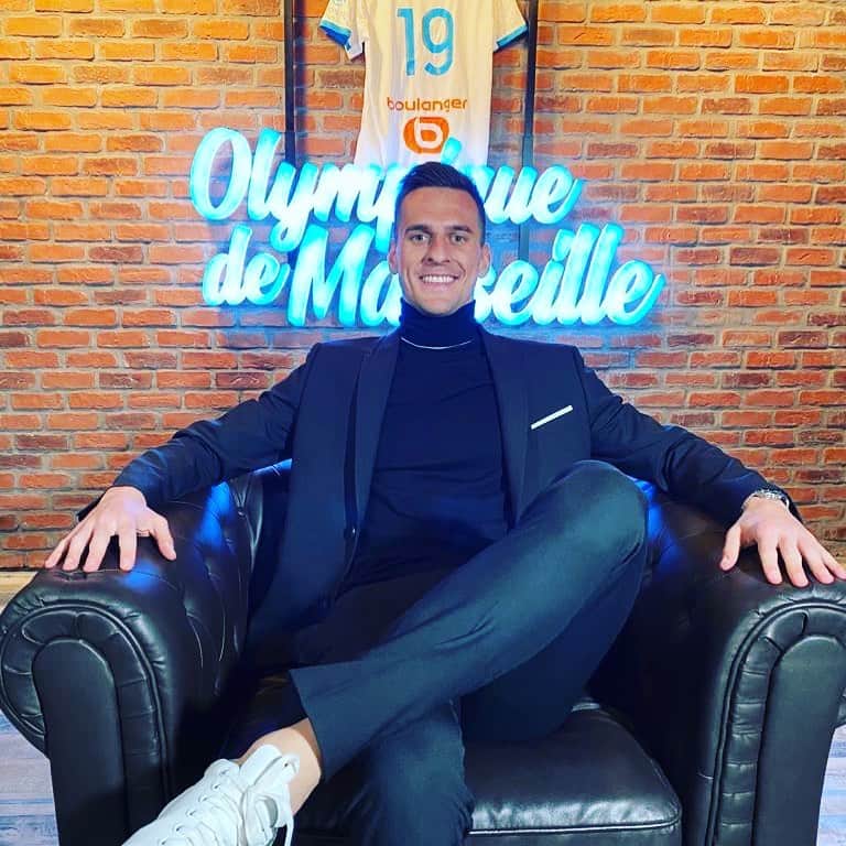 アルカディウシュ・ミリクのインスタグラム：「Je suis heureux et fier d'annoncer que je suis officiellement joueur du @olympiquedemarseille , l'un des clubs les plus prestigieux d'Europe. Je suis prêt pour cette nouvelle aventure. Allez OM 🔵⚪️  I am happy and proud to announce that I am officially a player of Olympique de Marseille, one of the most prestigious clubs in Europe. I'm ready for this new adventure. Allez OM 🔵⚪️  Z dumą mogę ogłosić, że oficjalnie jestem zawodnikiem Olympique Marsylia, jednego z najbardziej prestiżowych klubów w Europie. Bardzo się cieszę i jestem gotowy na nowe wyzwania. Allez OM 🔵⚪️」