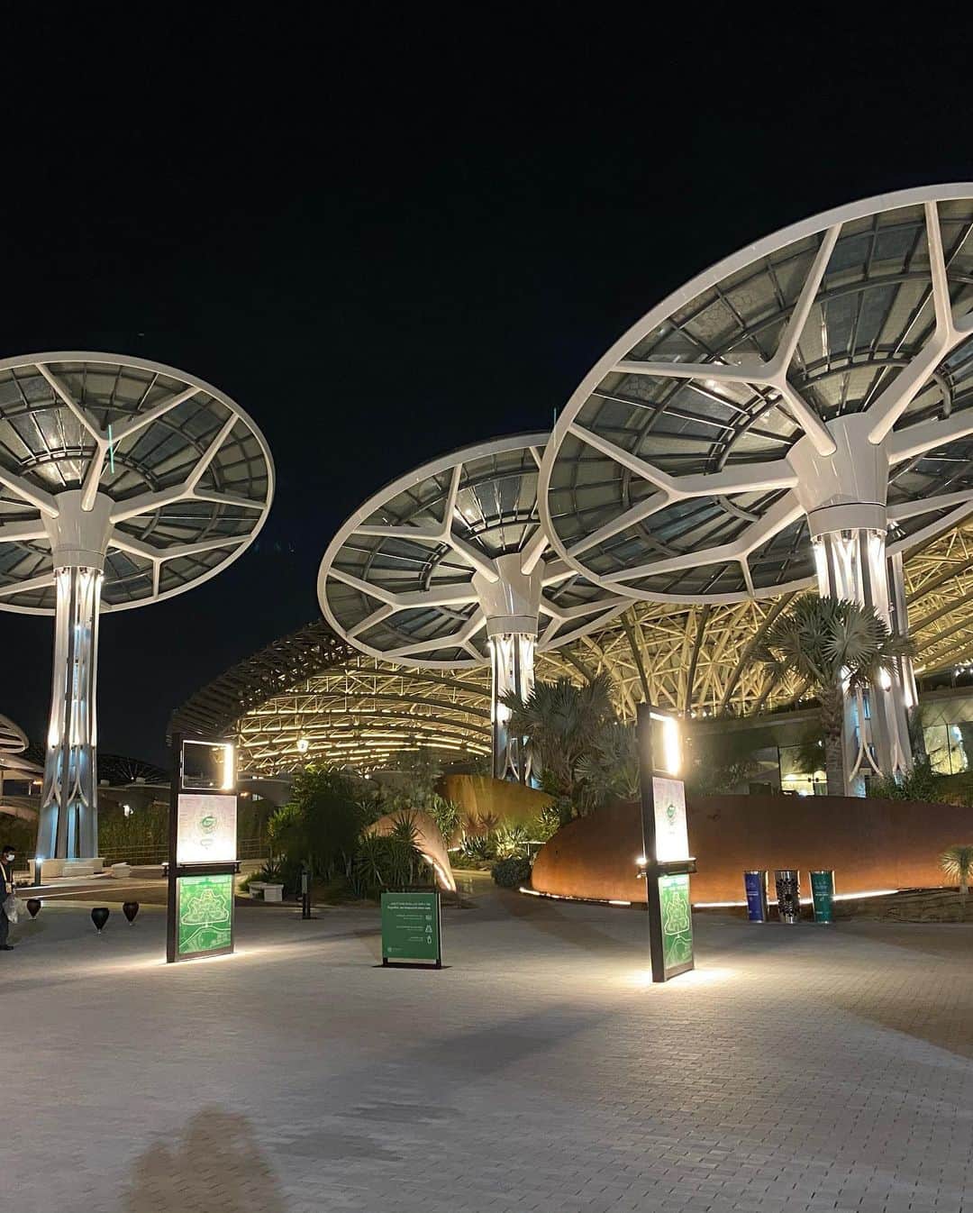 Rieさんのインスタグラム写真 - (RieInstagram)「【🇦🇪Expo 2020 Dubai Terra】  – The Sustainability Pavilion to open to public on Friday(January 22)-  ドバイ万博の中にある１つのパビリオン"Terra"が金曜日(1月22日)から一般公開スタートします  一般公開前に、弊社から3名がTerra内で開催されるイベントにご招待されたので皆んなで行ってきました  ドバイ万博会場内には3つの大きなパビリオン("Terra" ＋"Alif"＋ "Misson Possible")と180の国のパビリオンが用意されるとのこと  今日訪れた"Terra"という万博の中の1つのパビリオンもかなり大きくて立派なものだったので、全体が公開された際には1日では全てを周るのは無理だなと思いました  "Alif" Mobility Pavilion は来月から公開  "Mission Possible" Oppor tunity Pavilionは3月から公開だそうです  ドバイ万博の正式なオープンは今年の10月1日からで、来年の3月末までの182日間の開催を予定しています  建物はカッコよくて  お洒落で清潔で  そして、お金かかってる感が凄い  以前、建設中のExpo内の様子を車で色々と連れて行ってもらい見せてもらったことがあり  その時の担当者から ドバイ万博会場を建設するにあたり 砂山を平地にするのに時間がかかった事とか (確か2年とか言ってた気がする、、)  建設中のいろんな国のパビリオンの外観などを見たりしました  その時は、まだ繊細な部分まで作り上がってなかったのですが、建物のデザインの斬新さは見て取れていました  細部がどんな感じまで仕上がるのかはわかってませんでしたが  "完成のクオリティがやばい" と、来てみてわかりました  ドバイ万博は今年開催できるのか？  と、自問自答を繰り返してましたが  今日、会場に訪れてみて  Expo会場の人とも話してみた限りでは  万博絶対やりますよ！  っていう手応えを感じました  1日あたり4000人に無料ワクチンを提供して  既にUAE国内では200万人がワクチン接種済み  年末までには7割の人口がワクチン接種済みを目指して  無料ワクチンキャンペーンを実施中のドバイです  ドバイ万博は必ずやり遂げる！  という意気込みを肌で感じた日となりました  20年ほどで砂漠から キラキラした未来都市を作り上げてしまったドバイは  "impossible is possible"  をスローガンに  夢を目標に変えて  着実に、確実に実現して来てます  しかも、中途半端ではなく  やるときは大胆に  世界一を目指すとこが本当凄い  これから、 来月の"Alif"Mobility Pavilion   3月からの"Misson Possible" Oppor tunity Pavilionが楽しみです  尚、入場にはExpo 2020 Dubaiの公式サイトからチケットの予約が必要ですよ〜  #terra #expo2020dubai #expo #ドバイ万博 #ドバイイベント #ドバイ #ドバイ旅行 #ドバイ観光 #ドバイインスタ映え  #ドバイ生活  #ドバイグラム  #ドバイ在住 #海外暮らし #海外旅行 #海外旅行好きな人と繋がりたい  #タビジョ #ビジットドバイ  #middleeast  #dubai #dubaitrip #dubaigram  #dubailife #dubaiinstagram  #mydubai #visitdubai」1月22日 7時26分 - rie_dubai
