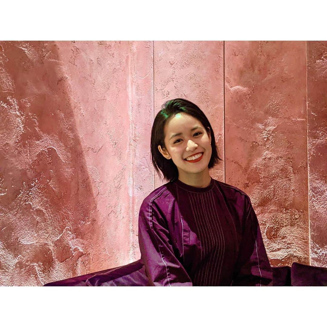 のインスタグラム：「* 一年に一度必ず訪れる幸せな１日。 たくさんの「おめでとう」を心から「ありがとう」 普段連絡をとらない人とも また繋がることができてとても嬉しい日。 簡単に誰かと会うことが出来なくなった今、 SNSが普及していて画面上では見ているけれど 直接連絡をとることでまたその人を近く感じられる。 ２９年間、この人たちに支えられて、 見守ってもらってきたんだなと 改めて今の自分があるのは 誰一人かけることなく周りにいる皆んなのお陰です。 会ったことがなくても何かで私を知って 応援してくださってる皆んなももちろんね。 Never forget to smile. (笑顔を忘れないように) Smiles bring happiness. (笑顔が幸せをもたらす) 大変な世の中になってしまったけれど 活躍している姿をお見せ出来る機会が減ってしまったけれど 私は変わらず前向きに目の前にあるものとしっかり向き合って 精進していく所存であります！急にかしこまる！w これからも見守っててね〜♡    2021.1.21  ＶＡＮＲＩ」