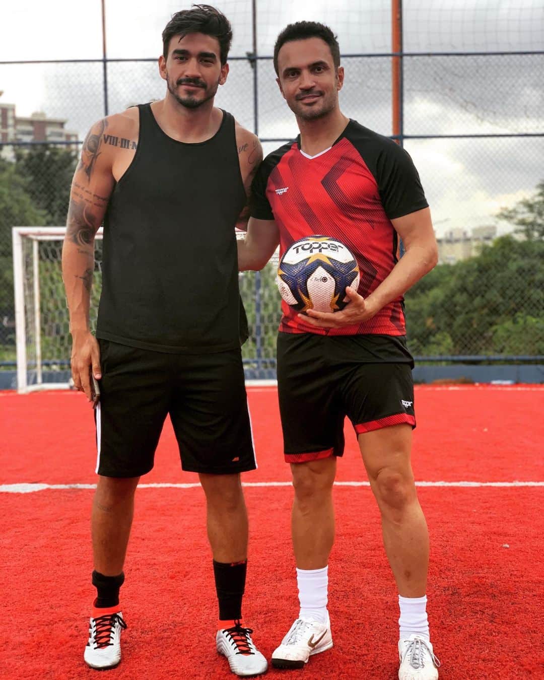 アレッサンドロ・ローザ・ヴィエイラのインスタグラム：「LINK NO STORIES-  Saiu o vídeo no @canal_falcao12 com meu parceiro @guinapolitano - Tá sensacional 🤩 @enzo12mendes @goleiroflamarion21   @topperbrasil」