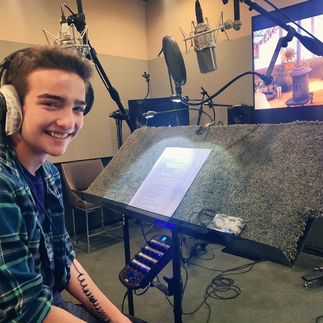 イライアス・ハーガーのインスタグラム：「Coming soon . . . I’m so excited to tell you more! @vivakidsfilms @pamelamgoldman @buchwaldtalent」