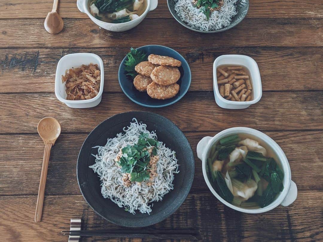 藤田敦子のインスタグラム：「ㅤ 【#blendakitchen 】 Lunch ✔︎納豆シラス丼 ✔︎小松菜とエビワンタンのスープ ✔︎イカのさつま揚げ ✔︎中華クラゲ&ごぼうの漬物 swipe👉real color🤪 ㅤ シラスは、ここ数年ハマってお世話になっている @nanadaime_yamari_official のもの。 @yukiya.terai が美味しそうなレシピあげてたので 真似してパクチーのせてみた。 オリーブオイルは燻製のものを使い、ほどよく酢飯に。 卵がないので納豆で❤️ ㅤ うちのチルド、空気が抜けるので めちゃくちゃ日持ちするの、嬉しい😍 もう冷蔵庫も8年選手… 家電が壊れないか心配なこの頃🤔」