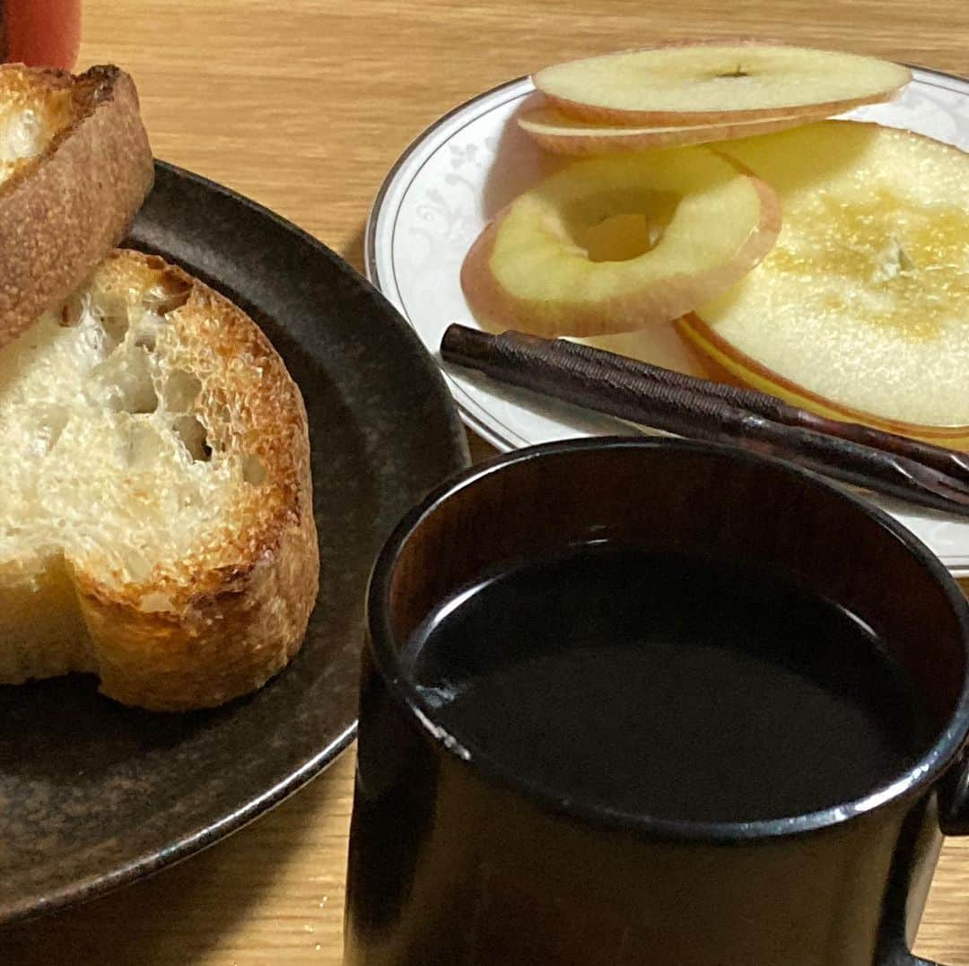 柳家さん生さんのインスタグラム写真 - (柳家さん生Instagram)「1/22朝ご飯だぁ〜いつもの富山ですが パンのおと(トースト、くるみ) ブルーベリーヨーグルト 輪切りりんご こーしーとともに😃」1月22日 7時48分 - waraiguma1957