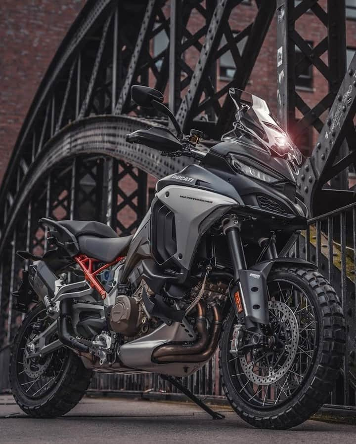 Ducati Japanさんのインスタグラム写真 - (Ducati JapanInstagram)「ドゥカティの最先端テクノロジーを結集したムルティストラーダ V4。ライディング・スタイルからパフォーマンス、コネクティビティ、快適性、安全性に至るあらゆる面において、ライダーのカスタマイゼーションを可能とします。  ムルティストラーダ V4の詳細は、プロフィール( @ducatijapan )のリンクよりドゥカティ ジャパンのサイトをご覧ください。  #ドゥカティいいじゃん #ムルティストラーダV4 #RuleAllRoads #4BikesInOne #4台のバイクを1台に #エレクトロニクス #ドゥカティコネクト#バイク #バイクのある生活 #バイクのある風景 #motorcycle #bike #ツーリング #ツアラー #エンデューロ」1月22日 8時00分 - ducatijapan