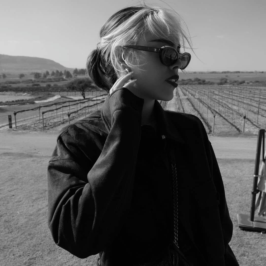 Danna Paolaのインスタグラム：「Dicen que el tiempo todo cura en su momento... 🖤」