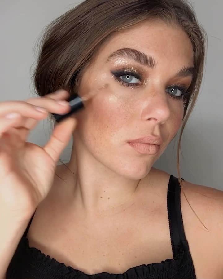 のインスタグラム：「The easiest way to bring glamour back to your day: Dazzleshadow Liquid. Glide a sheer wash across lids for a quick sparkle – or dial up the drama for a multi-dimensional dazzle. #Regram @vildefeste」