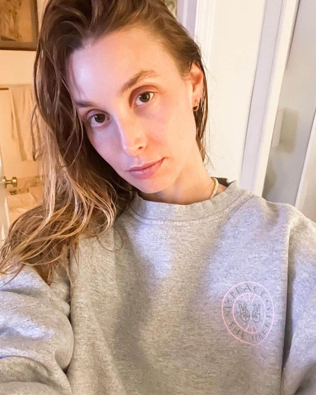 ホイットニー・ポートのインスタグラム：「Keeping cozeeeeeecos in my Peace in the Streets sweatshirt today.  Have you seen our YouTube Merch Yet??? Link in bio. to shop or visit MERCHDOODS.COM. All these pieces are an ode to our REGULARS, DOODS and the time we spent over quarantine reacting to ‘The City’. Thank to our amazing and loyal YouTube community! You’ve made all of the hard work SO fun. Xo  Art by @kelleygarrard」