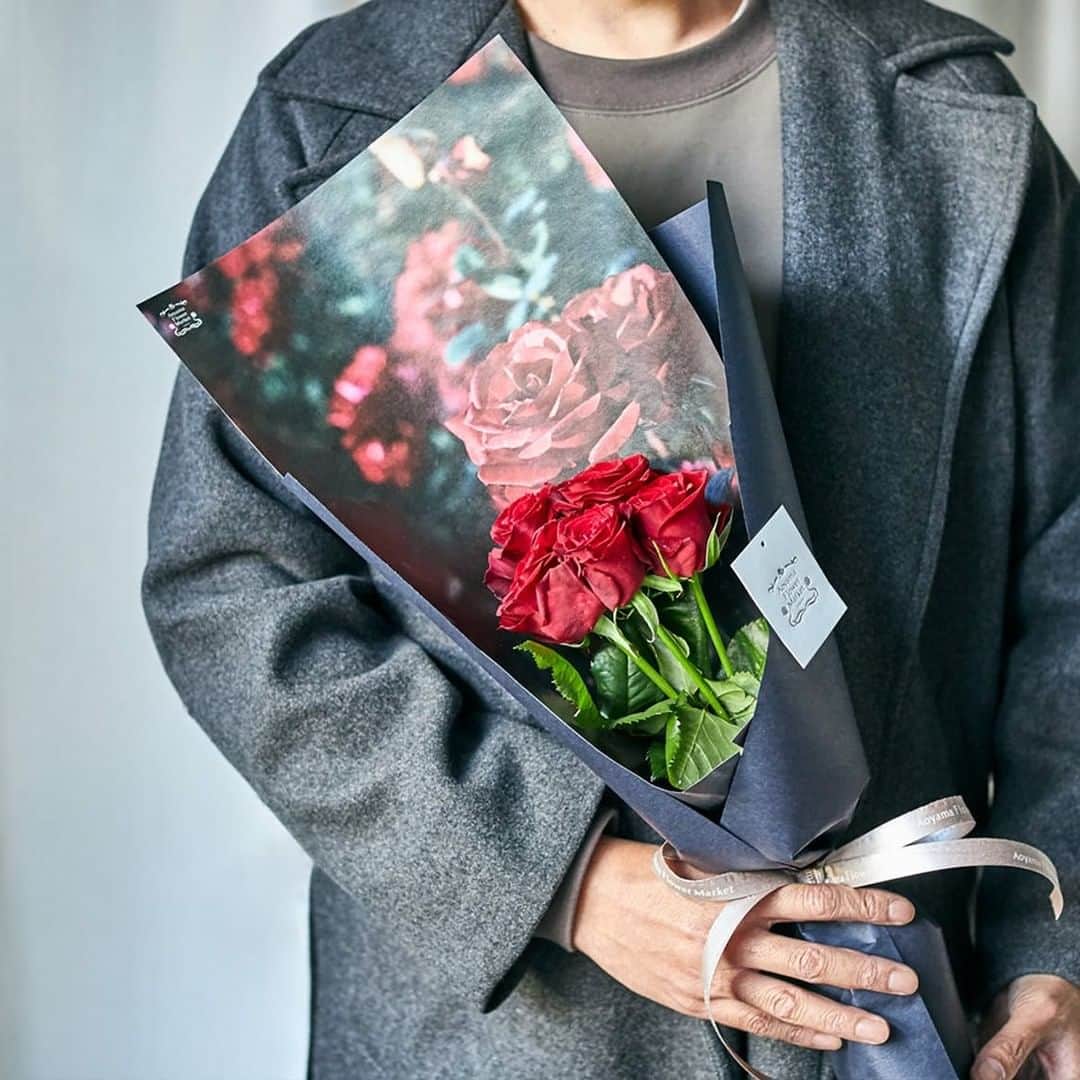 のインスタグラム：「年初は「愛」のイベントが続きます。 1月31日の「#愛妻の日 」から始まり、2月14日は「#バレンタインデー 」、そして3月14日は「#ホワイトデー 」。  そんな愛の記念日のために、「あなたに出会えて本当によかった」を意味する5本のバラを、オリジナルデザインのバラのポスターで包んでみました。 バラあふれる、ローズフルブーケです。  愛を込めたプレゼントで、みなさまの大切な記念日が、愛あふれた1日となりますように。  #ローズフルブーケ （レッド、ピンク、ホワイト）　各2,750円 ※バラの色味が多少変更になる場合があります  #愛 #バラ #rose #gift #present #aoyamaflowermarket #青山フラワーマーケット #花 #花のある暮らし #花のある日常 #インテリア #livingwithflowerseveryday」