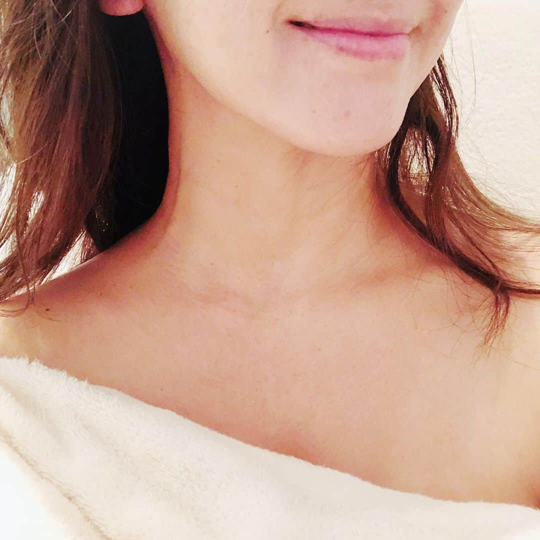 坂木優子さんのインスタグラム写真 - (坂木優子Instagram)「♡ ♡ ♡  good morning 🌈  睡眠時間は　肌の再生タイム  朝起きて　モコモコ泡で洗顔の 大切さは　老廃物を洗い流すため ♡ 32℃の温度で　洗い流すことに よって　この時期は　乾燥が 防げますよ✨  毎日のお手入れで　コツコツと  #なりたい肌  へ♡  今日もスッキリ！  #エステティシャン ✨ 行ってきます♡  Have a lovely day 🌈  #ホームケア #毎日のお手入れ #話しかける #face #myself #美肌ケア #テラコッタ#myskin #美白はなれない#くすまない #健康肌 #艶肌 #透明感 #リンパマッサージ #デコルテ #care  @cpcosmetics_official  #cosmetics #makeup ♡ #愛用品 #myfavorite #shonan」1月22日 8時12分 - beacheyuko