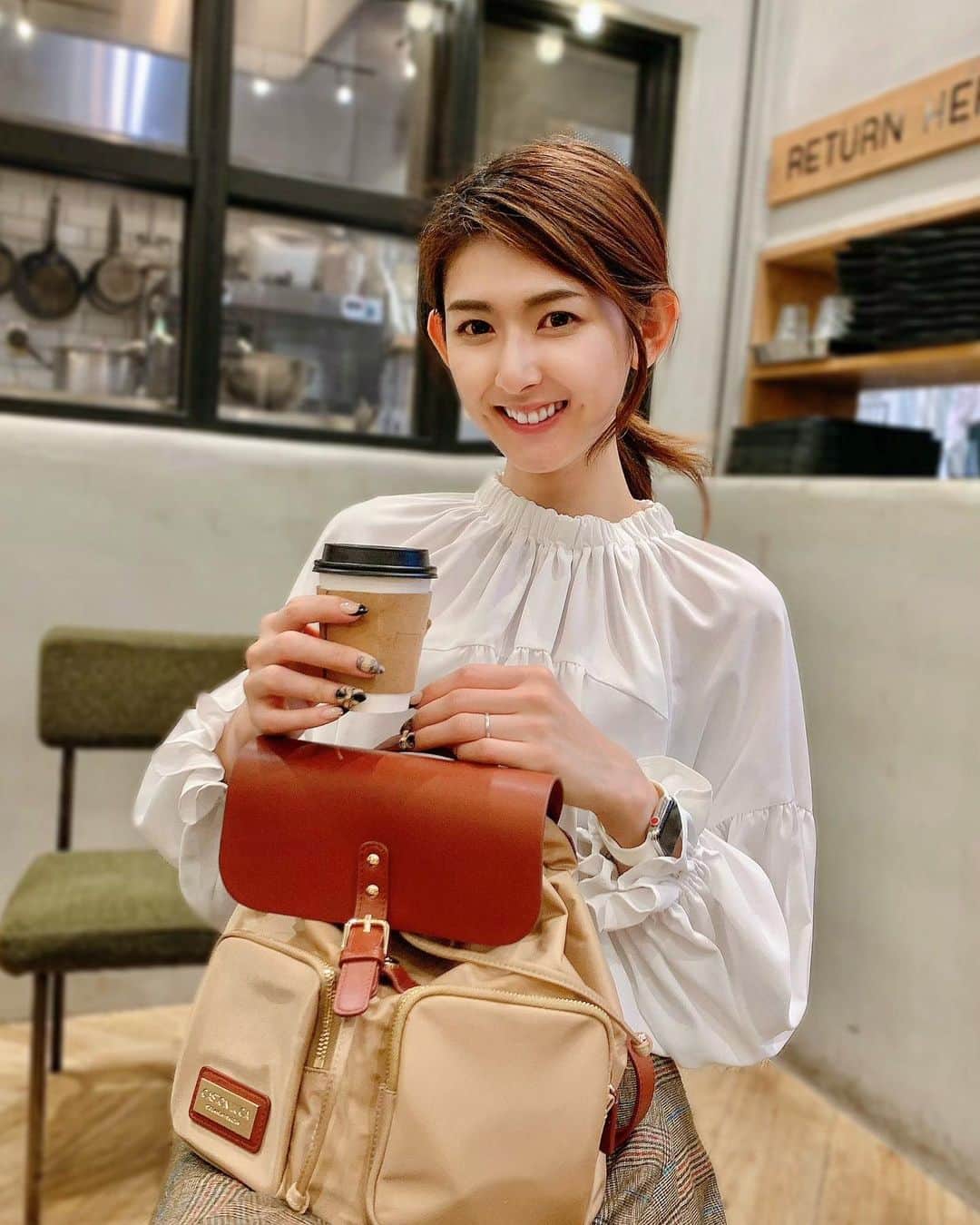 のインスタグラム：「goodmorning🕊  この前ストーリーに載せた画像のコーデ 教えてください！ とDMいただいたので、、、😳☕️  blouse  @verofonna #ヴェロフォンナ  skirt  @rosebud_official_ #ローズバッド  bag @gastonluga #ガストンルーガ  →クーポンがあるから是非使ってね♡ maiinoueGL これからバレンタイン、ホワイトデーが控えてるから プレゼント🎁にもおすすめ❣️キャンペーンで割引もあるみたいです☺️🙌  https://www.gastonluga.com/ . . . . #gm#gmorning#cafe#coffee  #ootd #ootdfashion #fashion  #mama#おはよう#ファッション #ブラウス#白ブラウス#verofonna  #チェックスカート#rosebud  #バックパック#マザーズバッグ #Gastonluga #ママコーデ #長身コーデ」